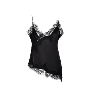 Detailansicht des schwarzen asymmetrischen Camisole-Tops mit Spitzenbesatz und Seidenglanz