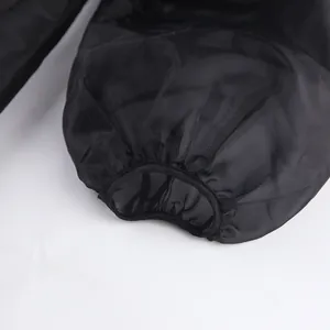 Dettaglio del polsino elasticizzato su una camicia in rete nera trasparente fine