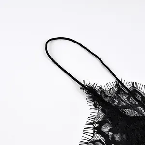 Nahaufnahme der zarten schwarzen Blumenspitze und des dünnen Schultergurts des Camisole-Tops