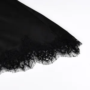 Detailaufnahme des eleganten schwarzen Wimpernspitzensaums am Seidentop