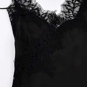 Detaillierte Nahaufnahme der schwarzen Wimpernspitze an einem seidigen Camisole-Top Modell.
