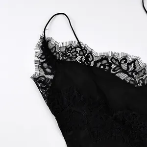 Nahaufnahme der feinen schwarzen Wimpernspitze an einem modischen Camisole-Oberteil