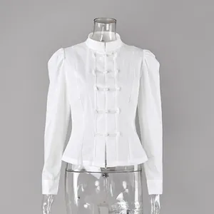 Detalle de una camisa blanca de estilo chino moderno con botones de nudo y manga larga.