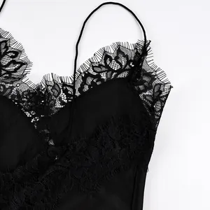 Detailaufnahme des zarten Blumen-Spitzenbesatzes an einem schwarzen Camisole-Top