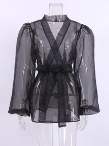 Elegante camicetta in mesh nero trasparente con maniche a sbuffo e fiocco in vita