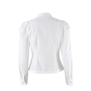 Vista posterior de camisa blanca ajustada con mangas abullonadas y cuello alto.