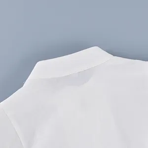 Detalle en primer plano del cuello mandarín de una blusa blanca de manga larga cosida