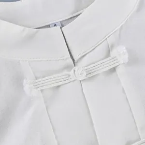 Primer plano de un botón de rana chino tradicional y un cuello alto en una camisa blanca