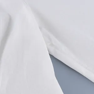 Vista macro de la costura de una camisa de lino blanco con una textura de calidad.