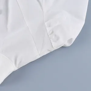 Primer plano de una camisa blanca entallada que muestra la textura y los pliegues
