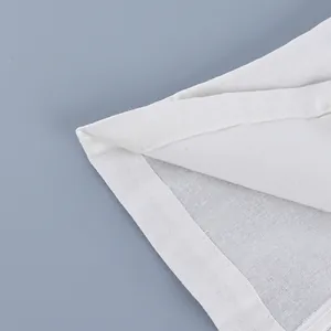 Primer plano de las costuras de calidad y el tejido transpirable de una camisa blanca