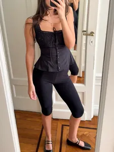 Detailansicht eines schwarzen Tanktops mit Karree-Ausschnitt, Spitze und Schößchen-Taille