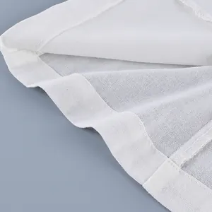 Primer plano de la textura de la tela blanca transpirable y costuras.