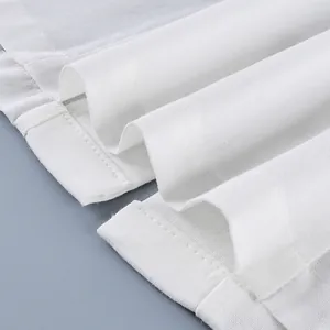 Detalle de cerca de una camisa blanca de lino con costuras finas y textura de tela
