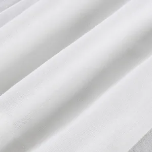 Vista macro de la textura de la tela blanca transpirable tipo lino de esta camisa