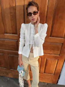 Camisa blanca de estilo chino moderno con botones de rana llevada por una modelo