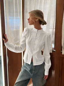 Detalle de blusa blanca de nuevo estilo chino con botones de nudo y cuello