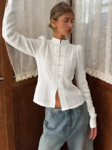 Elegante camisa blanca de estilo chino con cuello mandarín y botones de nudo.