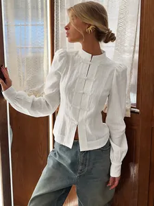 Elegante camisa blanca estilo neochino con cuello mandarín y botones de nudo chino tradicional