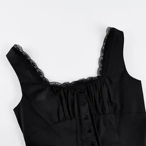 Nahaufnahme eines schwarzen Tanktops mit quadratischem Ausschnitt und Spitzenbesatz