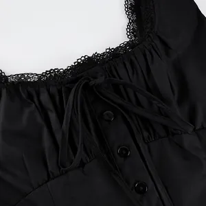 Detailansicht der schwarzen Weste mit eckigem Ausschnitt, Spitze und Schleife