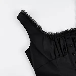 Nahaufnahme einer schwarzen Weste mit quadratischem Ausschnitt, feiner Spitze und Knöpfen