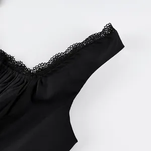 Detailansicht von schwarzem Spitzenbesatz und plissiertem Stoff an einem Westentop.