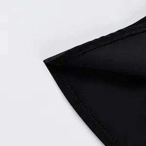 Detailaufnahme der hochwertigen Overlock-Nähte an einem schwarzen Tanktop mit eckigem Ausschnitt