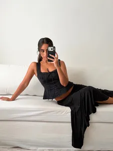 Detaillierte Ansicht eines schwarzen Tanktops mit quadratischem Ausschnitt und feiner Spitze
