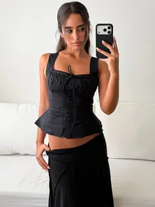 Elegantes schwarzes ärmelloses Schößchen-Top mit Karree-Ausschnitt und Knopfleiste