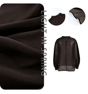 Detalle de tela de malla transparente y confección de blusa de manga larga café.