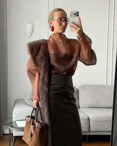 Vista detallada del top de malla marrón transparente para un look sofisticado