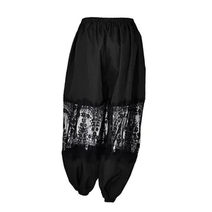 Vista completa dei pantaloni joggers neri larghi da donna con dettagli in pizzo.
