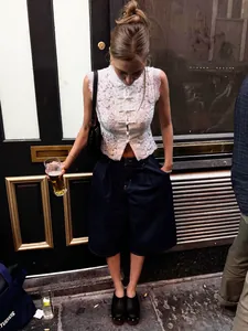 Détail d'une chemise sans manches en dentelle blanche avec boutons grenouille chinois