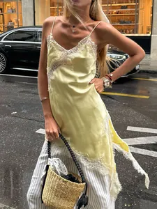Robe caraco en satin jaune clair avec bordure en dentelle blanche et ourlet asymétrique