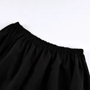 Dettaglio dell'elastico in vita confortevole su questi eleganti pantaloni neri casual
