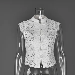 Détail du haut sans manches en dentelle blanche avec boutons chinois traditionnels