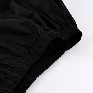 Primo piano del polsino elasticizzato dei pantaloni jogger neri da donna