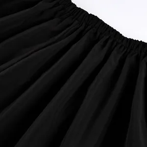 Primo piano dettagliato della fascia elastica in vita dei pantaloni neri da donna