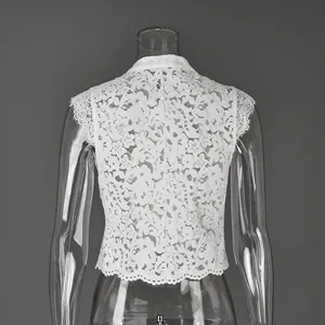 Vue arrière détaillée d'un haut sans manches en dentelle blanche avec motif floral