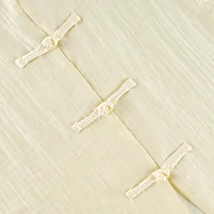 Exquisite Detailaufnahme traditioneller handgefertigter Posamentenverschlüsse an einer Weste.