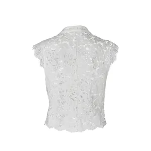Vue arrière d'un délicat haut sans manches en dentelle florale blanche à col montant.