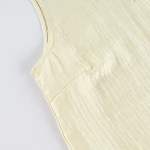 Nahaufnahme einer cremefarbenen Retro-Weste mit leinenartiger Struktur und Nahtdetails