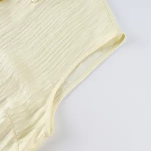 Detailansicht der hellgelben Crinkle-Stoffstruktur dieser retro ärmellosen Weste