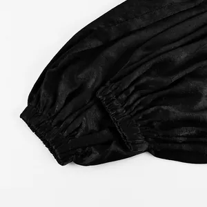 Vista ravvicinata dei polsini elastici e della trama stropicciata dei pantaloni neri