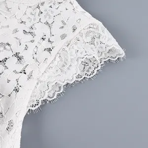 Détail de la dentelle florale blanche complexe et de la bordure en dentelle cil