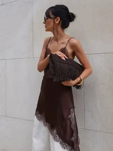 Élégante robe nuisette en satin marron foncé avec dentelle délicate sur un modèle