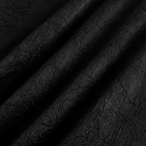 Vista macro di tessuto strutturato nero di alta qualità con eleganti pieghe verticali