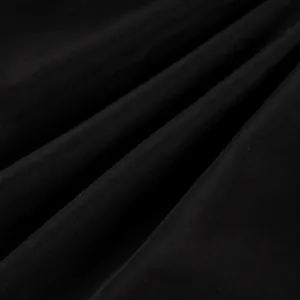 Vista macro dettagliata che mostra la trama liscia e il drappeggio del tessuto nero