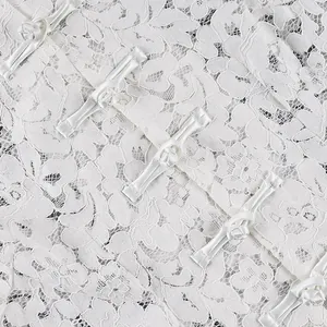 Gros plan sur un tissu en dentelle blanche avec des boutons chinois traditionnels élégants